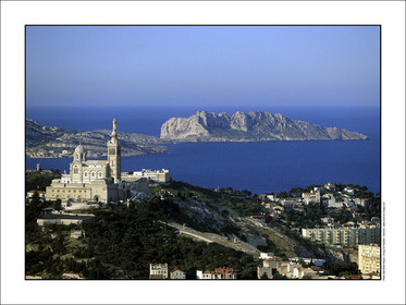 Produit : Tirage photo réalisé par nos soins sur imprimante jet d'encre professionnelle Epson à partir de 8 encres ultrachrome inaltérables (label Digigraphie).Formats au choix : . 30x40 cm. 50x70 cm. 80x120 cm.Choix des papiers :. Papier standard brillant 250 gr., filet noir, marge blanche, tirage non signé. Papier haut de gamme satiné 290 gr. filet noir, marge blanche, tirage vérifié et signé par l'auteur.. Autres supports (canvas, acrylique, dibond) sur demandeConditionnement : tube cylindrique renforcé.Options pour l'expédition : . colissimo + dépôt boîte aux lettres (France uniquement). Colissimo avec signature à réception. Transporteur express (2 jours ouvrés) avec signature à réceptionCliquez sur caddie pour sélectionner votre formule et démarrer la procédure de commande en ligne