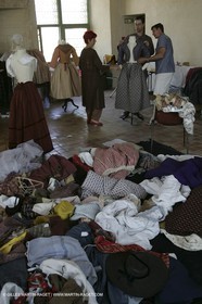 Mai 2004 - La Tour d'Aigues (FRA, 84) Costumes anciens pour l'exposition Femmes du Midi