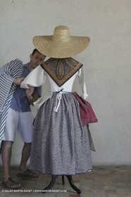 Mai 2004 - La Tour d'Aigues (FRA, 84) Costumes anciens pour l'exposition Femmes du Midi