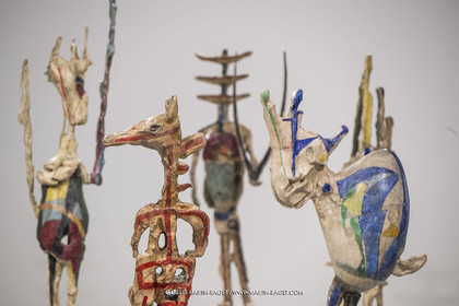 30 10 2023, Montpellier (FRA), oeuvre de Germaine Richier, Exposition Centre Pompidou - Musée Fabre 2023, L'échiquier grand 1959, Plâtre original peint, Pièce unique en 5 éléments. Le roi : 209 x 51 x 32,5 cm; La reine : 228,5 x 44,5 x 33,5 cm; Le cavalier : 169,5 x 37,5 x 41,5 cm; La tour : 200 x 40,5 x 29,5 cm; Le fou : 175,5 x 62 x 33,5 cm