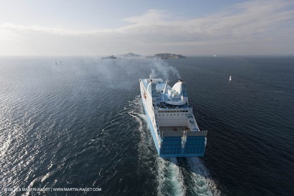 14 01 2012 - Marseille (FRA,13) - Compagnie La Méridionale - le Piana devant Marseille et les Calanques