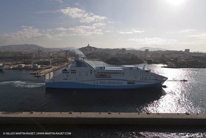 14 01 2012 - Marseille (FRA,13) - Compagnie La Méridionale - le Piana devant Marseille et les Calanques