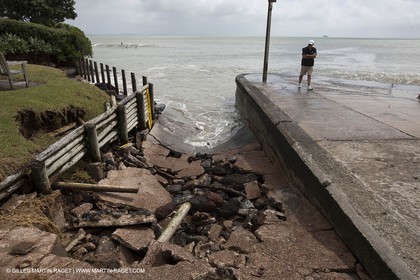 21 01 2011 - Auckland (NZL) - after storm waves at Takapuna