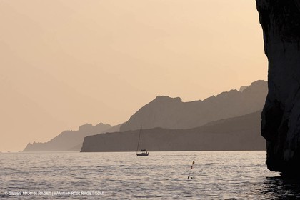06 05 2009 - Marseille (FRA, 13) - Les Calanques - Au pied des falaises de Castelviel