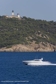 06 09 2007 - Saint Tropez (FRA, 83) - Superyachts - Motoryachts - Mangusta 92 Triple Fun à Saint Tropez - Au mouillage devant le Club 55 à la plage de Pampelonne