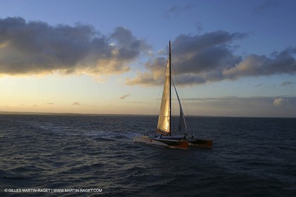 Orange II - Trophée Jules Verne 2004 - Ouessant - 1er passage de ligne