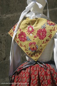 Mai 2004 - La Tour d'Aigues (FRA, 84) Costumes anciens pour l'exposition Femmes du Midi