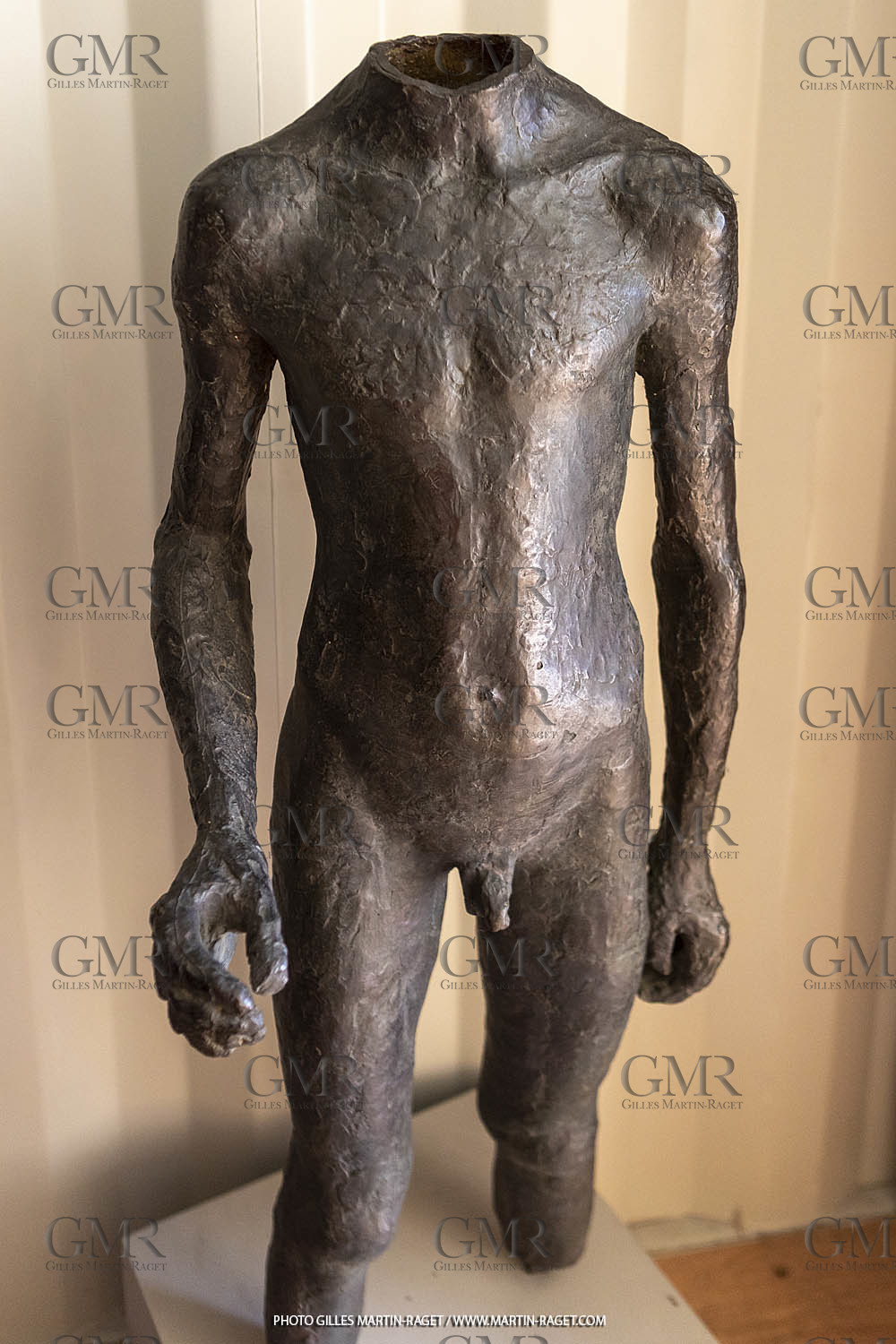 20 07 2020, St Rémy de Provence, Oeuvre de Germaine Richier, Torse I 1934, Bronze patiné foncé, épreuve d'exposition, Fondeur : Susse, Paris, 108 X 47,5 X 33 cm, collection particulière,