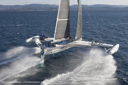 Samedi 5 septembre 2009 - Hyères (FRA, 83) - L'Hydroptère bat le record du monde de vitesse avec un run à 51,36 knts (sous réserve de ratification par le WSSRC)