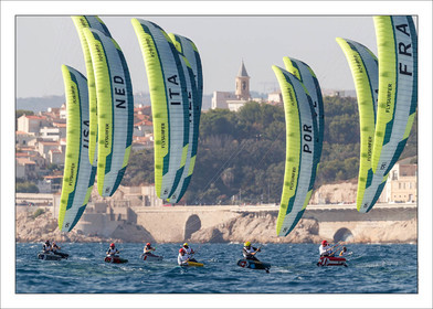 Produit : Tirage photo réalisé par nos soins sur imprimante jet d'encre professionnelle Epson à partir de 8 encres ultrachrome inaltérables (label Digigraphie).Formats au choix :. 30x40 cm. 50x70 cm. 80x120 cm.Choix des papiers :. Papier standard brillant 250 gr., filet noir, marge blanche, tirage non signé. Papier haut de gamme satiné 290 gr. filet noir, marge blanche, tirage vérifié et signé par l'auteur.. Autres supports (canvas, acrylique, dibond) sur demandeConditionnement : tube cylindrique renforcé.Options pour l'expédition :. colissimo + dépôt boîte aux lettres (France uniquement). Colissimo avec signature à réception. Transporteur express (2 jours ouvrés) avec signature à réceptionCliquez sur caddie pour sélectionner votre formule et démarrer la procédure de commande en ligne