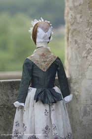 Mai 2004 - La Tour d'Aigues (FRA, 84) Costumes anciens pour l'exposition Femmes du Midi