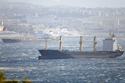 25 10 2010 - Marseille (FRA,13) - Navires au mouillage en raison d'un grève du personnel portuaire