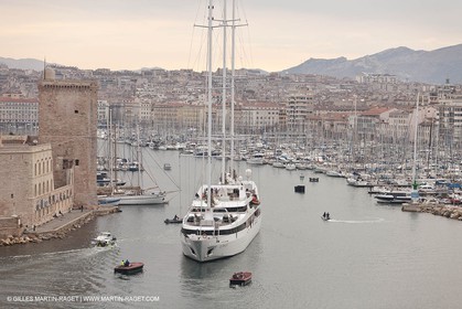 23 10 2010 - Marseille (FRA,13) - Le Ponant - Arrivée à Marseille et entrée dans le Vieux Port