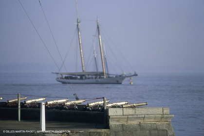 Sailing, shore and dock ambiances, Cowes, (UK, IOW)