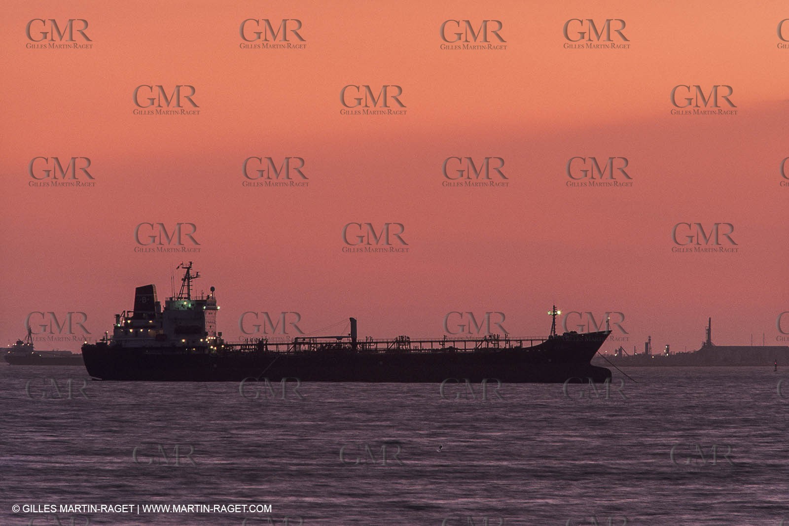 Monde maritime, opérations porturaires, ports, manoeuvres, marine world, harbour operations, maritime shipping,