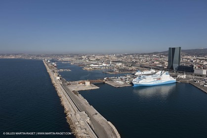 14 01 2012 - Marseille (FRA,13) - Compagnie La Méridionale - le Piana devant Marseille et les Calanques