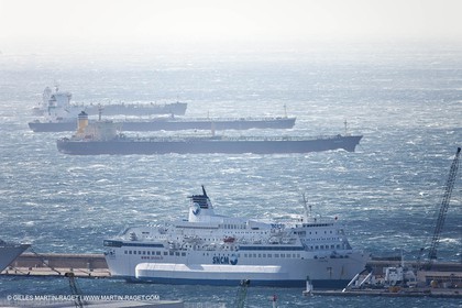 25 10 2010 - Marseille (FRA,13) - Navires au mouillage en raison d'un grève du personnel portuaire
