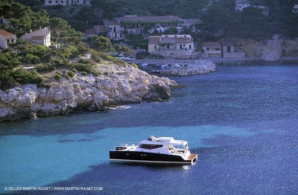 Bateau à Moteur au mouillage