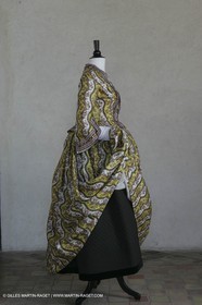 Mai 2004 - La Tour d'Aigues (FRA, 84) Costumes anciens pour l'exposition Femmes du Midi