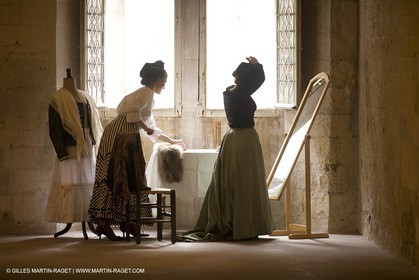 04 03 2007 - Arles - Queen of Arles and her assistants - winter costume trials