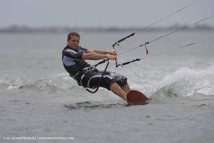 08 05 2008 - Port Saint Louis du Rhône (FRA, 13) - kite surfer Alexandre Caizergues training