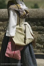 Mai 2004 - La Tour d'Aigues (FRA, 84) Costumes anciens pour l'exposition Femmes du Midi