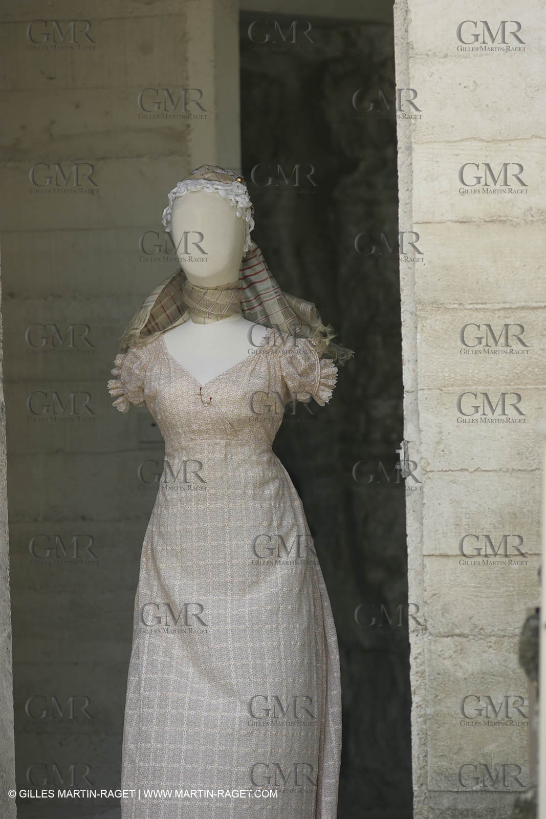 May 2004 - La Tour d'Aigues (FRA, 84) - Old costumes for women of the South exhibition