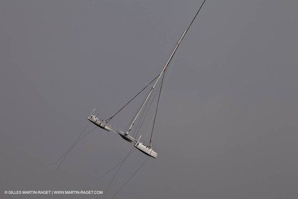 08 10 10 - St Sulpice (SUI) - Hydroptere.ch touches water