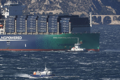 14 12 2023, Marseille (FRA), arrivée du Palais Royal, porte container armé par la CMA CGM, navire de 400 mètres de long, 67 mètres de large, qui transporte 23 000 conteneurs avec propulsion au GNL