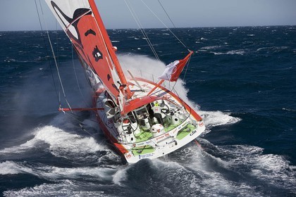 14 07 2008 - Port Camargue (FRA,30) - Monocoques IMOCA - Vendée Gobe 2008 - Kito de Pavant (Groupe Bel) à l'entraînement dans le Mistral