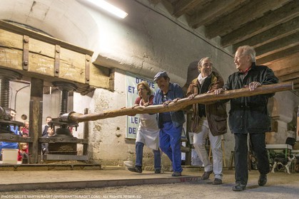 14 11 2015, Saint-Etienne du Grès (FRA,13), fabrication traditionelle de l'huile d'olive au moulin de la Croix