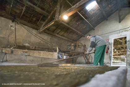 01 02 2007 - Salon de Provence - Fabrication traditionelle du savon de Marseille aux savonneries Marius Fabre - surfaçage au drapeau**01 02 2007 - Salon de Provence - Traditional soap of Marseille making at Marius Fabre soap maker - Surface equalization with the flag