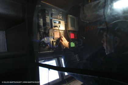 Lorient - Orange II - Premiers essais - A bord - de nuit - Roger Nilson à la table à carte