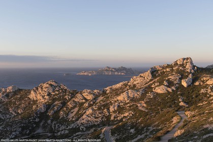 05 03 2015, Marseille (FRA,13), Col de Sormiou, Marseilles as seen from Sormiou pass