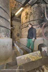 01 02 2007 - Salon de Provence - Fabrication traditionelle du savon de Marseille aux savonneries Marius Fabre - Vidage des cuves**01 02 2007 - Salon de Provence - Traditional soap of Marseille making at Marius Fabre soap maker - Tank transfer