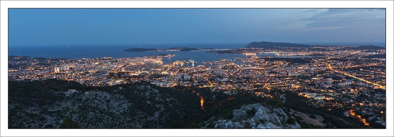 Produit : Tirage photo réalisé par nos soins sur imprimante jet d'encre professionnelle Epson à partir de 8 encres ultrachrome inaltérables (label Digigraphie).Formats au choix :. 20 x 60 cm. 33 x 95 cm- 52 x 150 cmChoix des papiers :. Papier standard brillant 250 gr., filet noir, marge blanche, tirage non signé. Papier haut de gamme satiné 290 gr. filet noir, marge blanche, tirage vérifié et signé par l'auteur.. Autres supports (canvas, acrylique, dibond) sur demandeConditionnement : tube cylindrique renforcé.Options pour l'expédition : . colissimo + dépôt boîte aux lettres (France uniquement). Colissimo avec signature à réception. Transporteur express (2 jours ouvrés) avec signature à réceptionCliquez sur caddie pour sélectionner votre formule et démarrer la procédure de commande en ligne