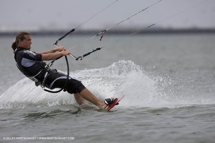 08 05 2008 - Port Saint Louis du Rhône (FRA, 13) - kite surfer Alexandre Caizergues à l'entraînement
