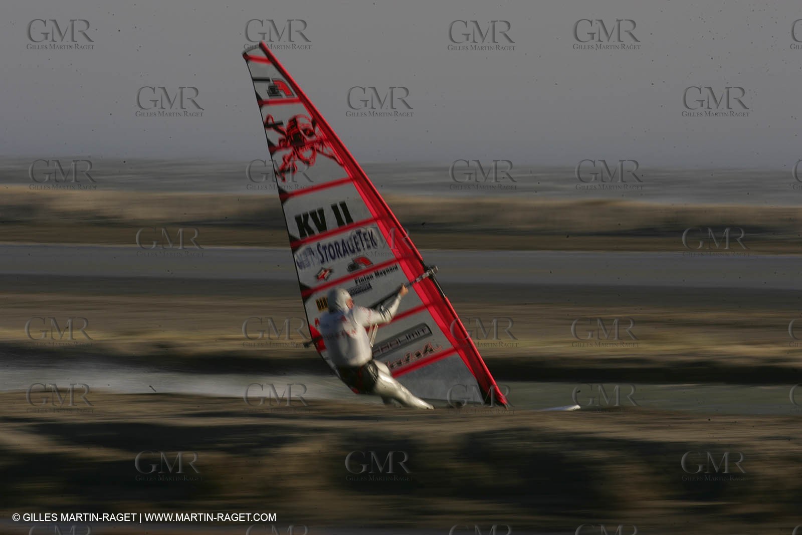 13 11 2004 - Les Saintes Maries de la mer (France) - Irish sailboarder Finian Maynard beat the overall sailing speed record with a run at 46,82 knts.