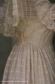 Mai 2004 - La Tour d'Aigues (FRA, 84) Costumes anciens pour l'exposition Femmes du Midi