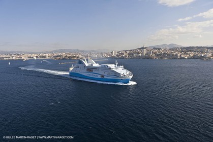 14 01 2012 - Marseille (FRA,13) - Compagnie La Méridionale - le Piana devant Marseille et les Calanques