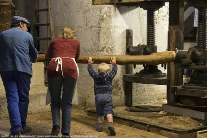 14 11 2015, Saint-Etienne du Grès (FRA,13), fabrication traditionelle de l'huile d'olive au moulin de la Croix
