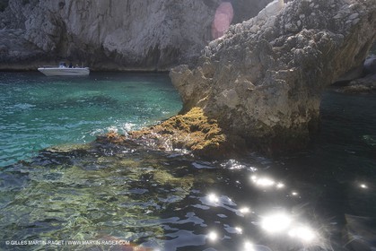 Bateau à Moteur au mouillage