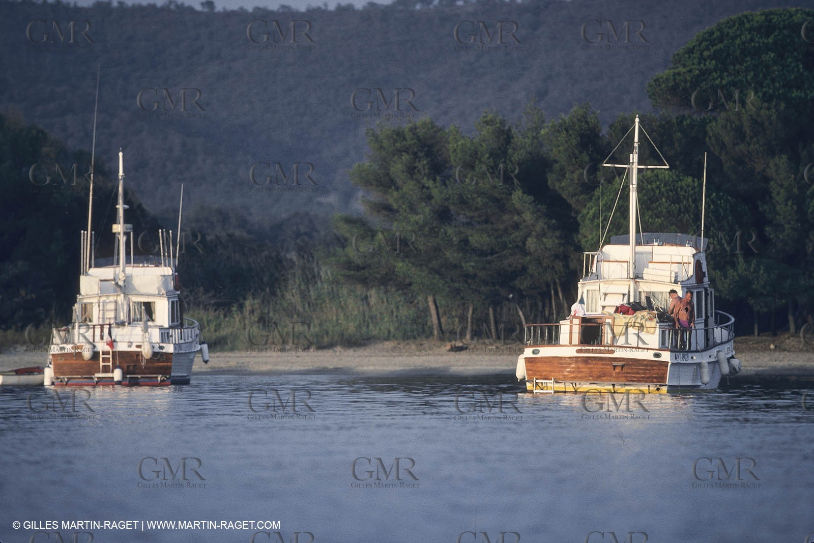 Powerboating, cruising