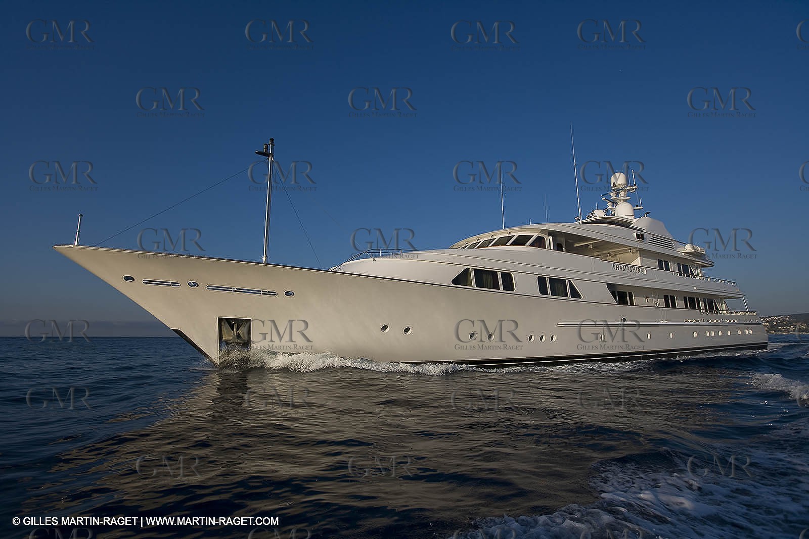 28 07 2007 - St Jean Cap Ferrat - SuperYachts - Motor Yachts - Hampshire