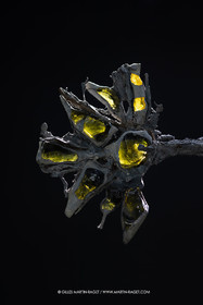 28 02 2023, Paris (FRA), oeuvre de Germaine Richier, Exposition Centre Pompidou - Musée Fabre 2023,  La Croix avec verres de couleurs 1953, Plomb avec verres colorés jaune et bleu, Pièce unique, 210 x 161,5 x 75 cm, Collection famille Germain Richier