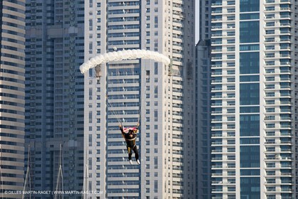21 11 2010 - Dubai (UAE) - Dubai Louis Vuitton Trophy -  - Day off - James Spithill and Peter Lester go paragliding