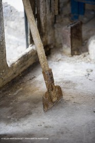 01 02 2007 - Salon de Provence - Fabrication traditionelle du savon de Marseille aux savonneries Marius Fabre - Outils**01 02 2007 - Salon de Provence - Traditional soap of Marseille making at Marius Fabre soap maker - Tools