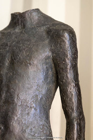 20 07 2020, St Rémy de Provence, Oeuvre de Germaine Richier, Torse I 1934, Bronze patiné foncé, épreuve d'exposition, Fondeur : Susse, Paris, 108 X 47,5 X 33 cm, collection particulière,
