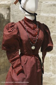 Mai 2004 - La Tour d'Aigues (FRA, 84) Costumes anciens pour l'exposition Femmes du Midi