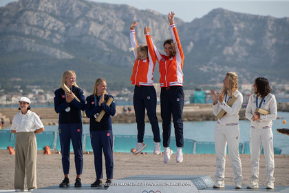 02 08 2024, Marseille (FRA), Paris 2024 Olympic Games, Sailing, Race Day 5, Medal ceremony for 49er FX and 49er